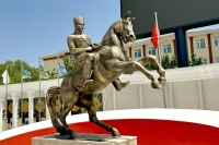 At Üstünde Atatürk Heykel Yapımı