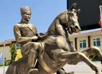 At Üstünde Atatürk Heykeli 350 cm