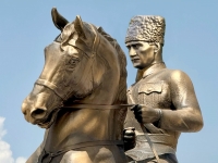 At Üstünde Atatürk Heykeli Yapımı