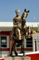 At Üstünde Atatürk Heykeli yapanlar