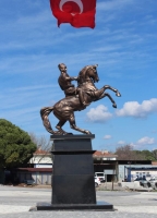 At Üstünde Atatürk Heykeli 350 cm