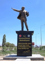 Alinde Kitaplı Atatürk Heykeli